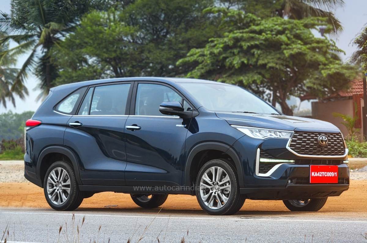 Toyota Innova Hycross front quarter 