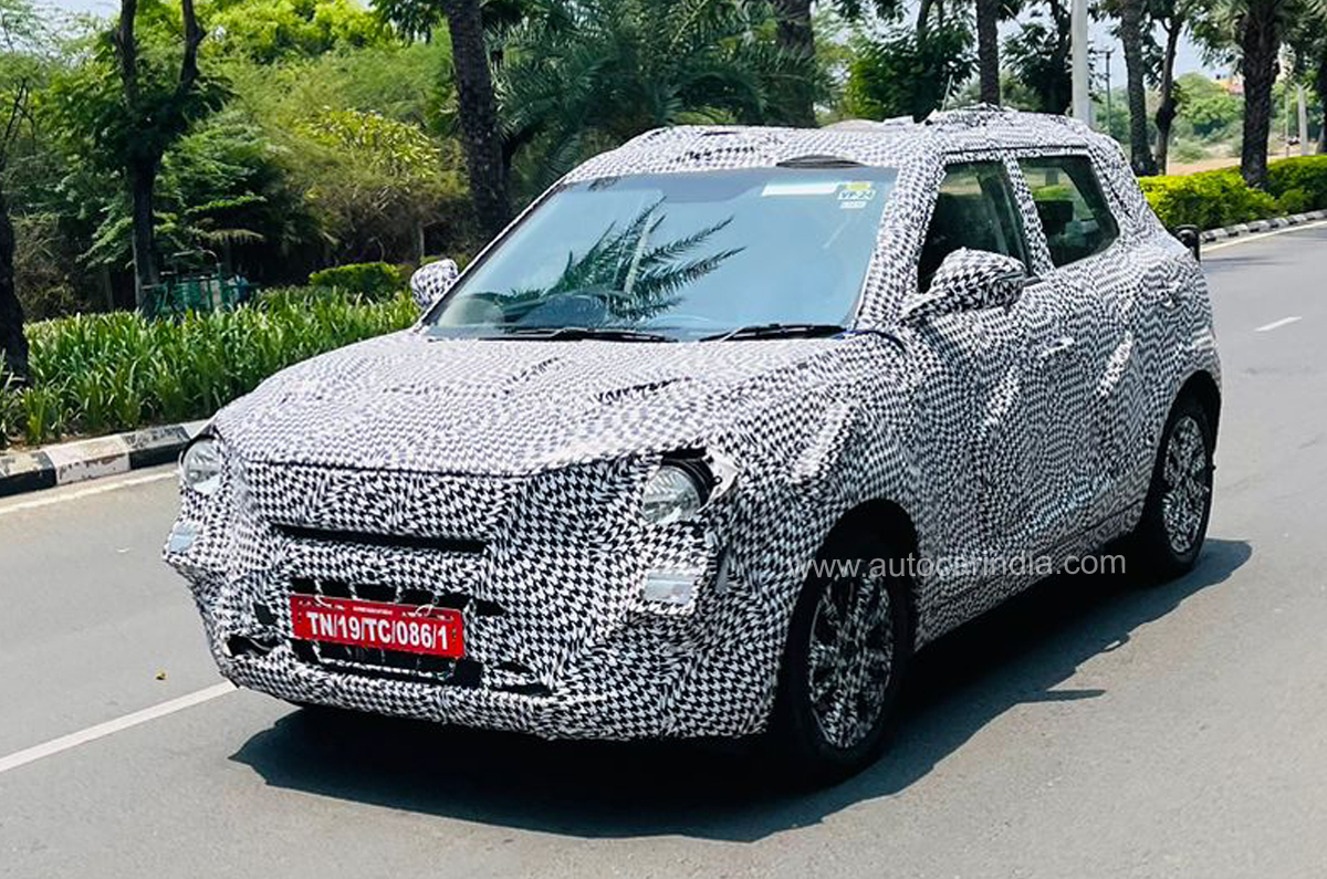 Mahindra XUV700 facelift spied 