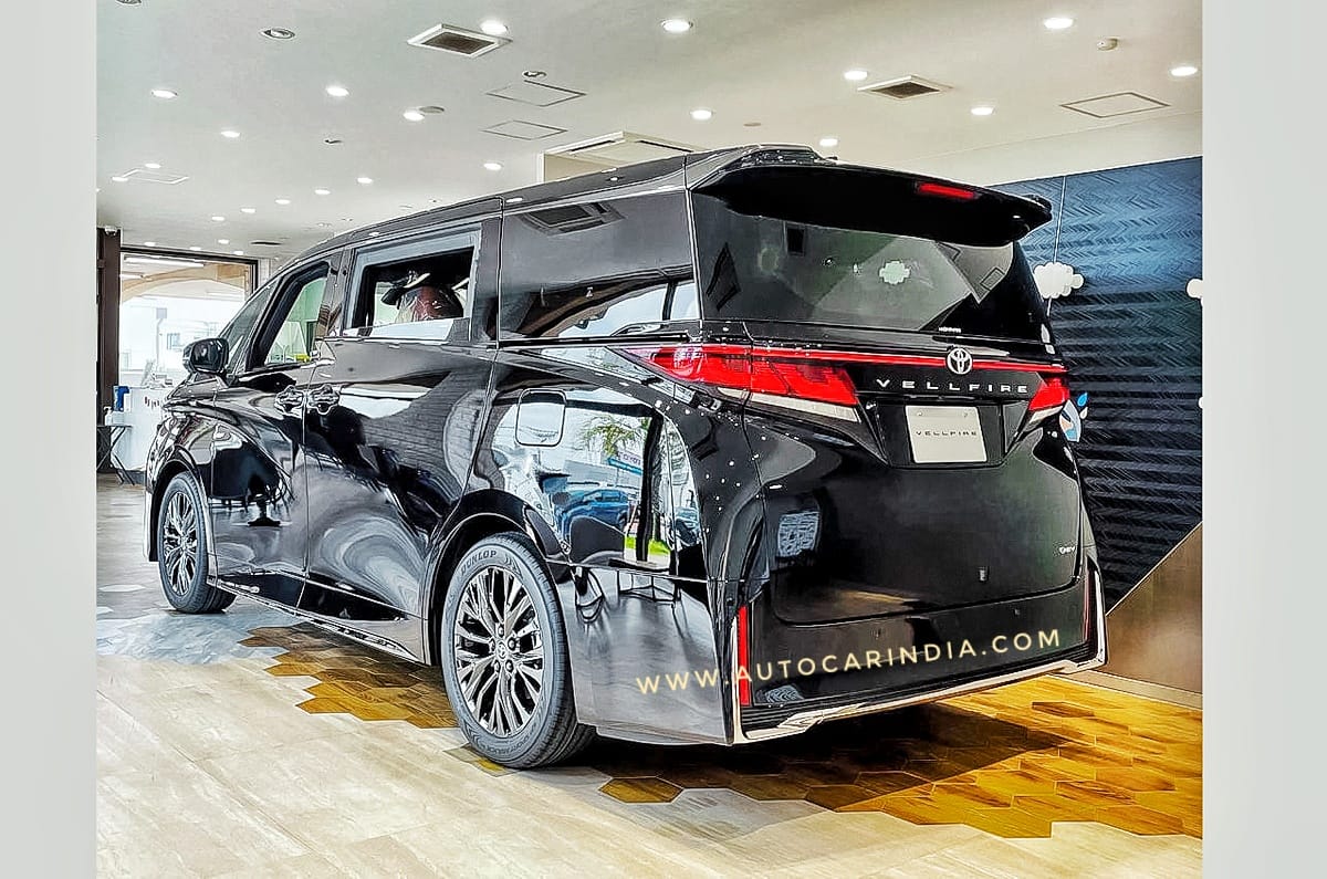 Toyota Vellfire rear