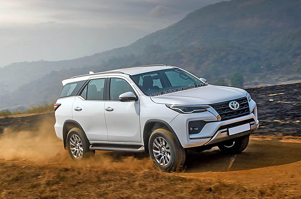 Toyota Fortuner front quarter 