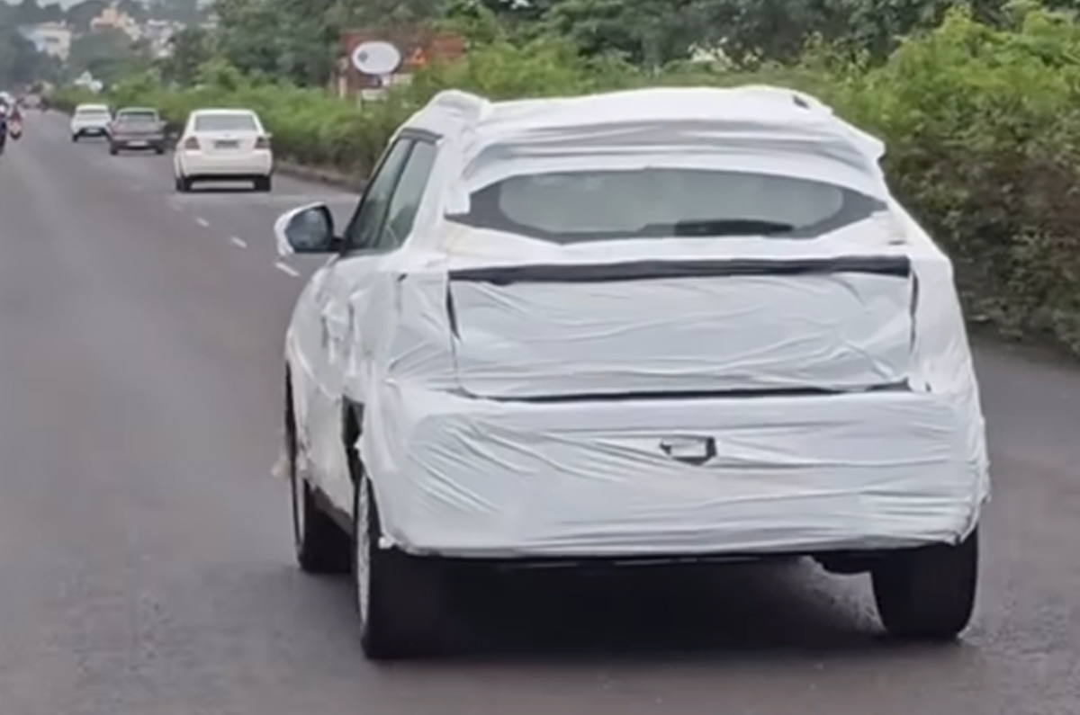 Mahindra XUV300 facelift rear quarter 