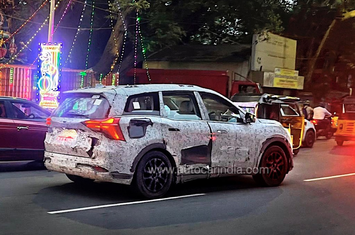 Mahindra XUV700 (XUV.e8) mule seen near Chennai. (Pic: Charles Naveen)