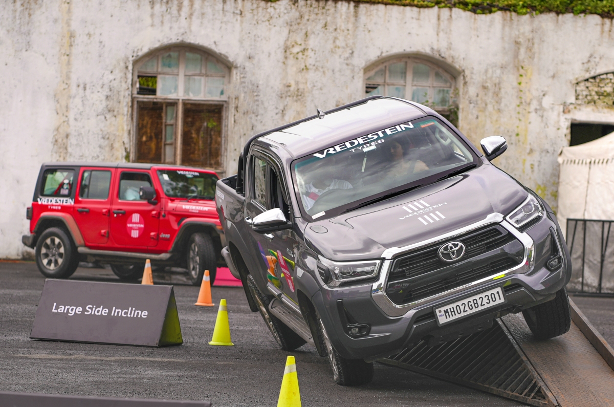 Toyota Hilux off road