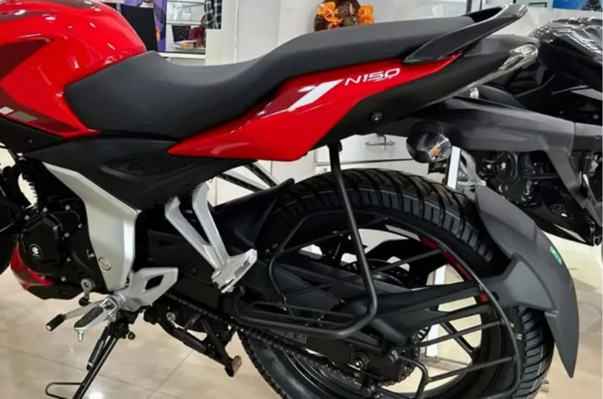 Bajaj Pulsar N150 red