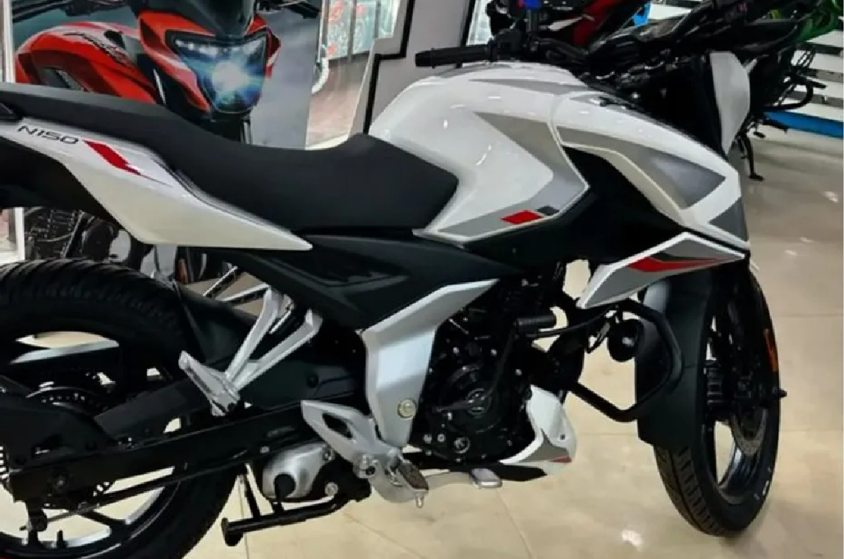 Bajaj Pulsar N150 white