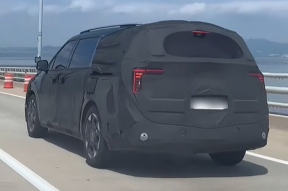 Next-gen Kia Carnival spied 