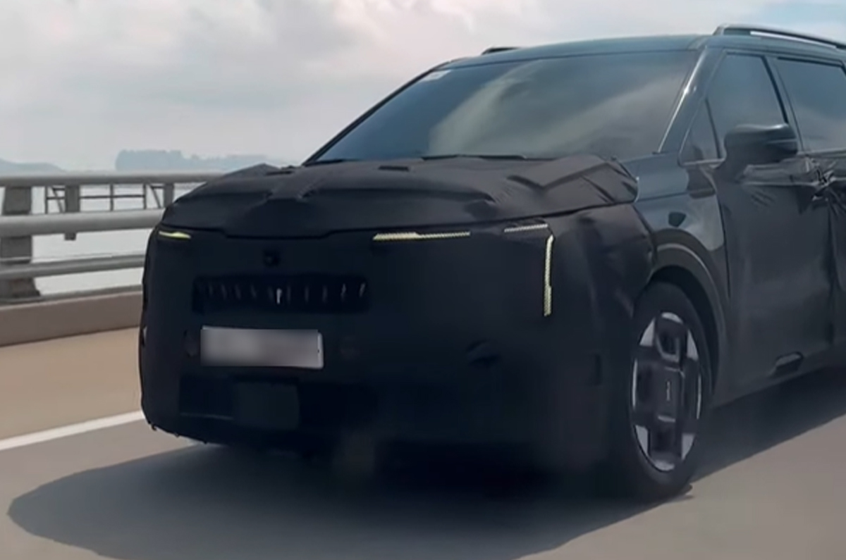 Next-gen Kia Carnival spied 