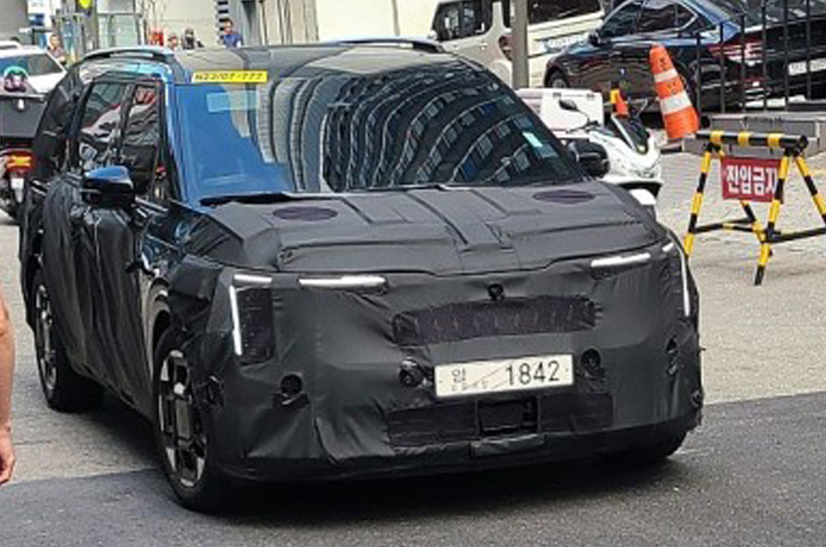 Next-gen Kia Carnival spied 