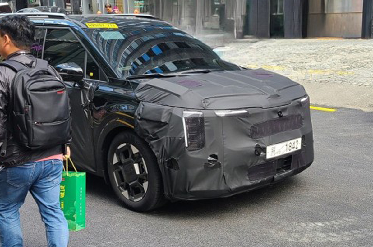 Next-gen Kia Carnival spied 