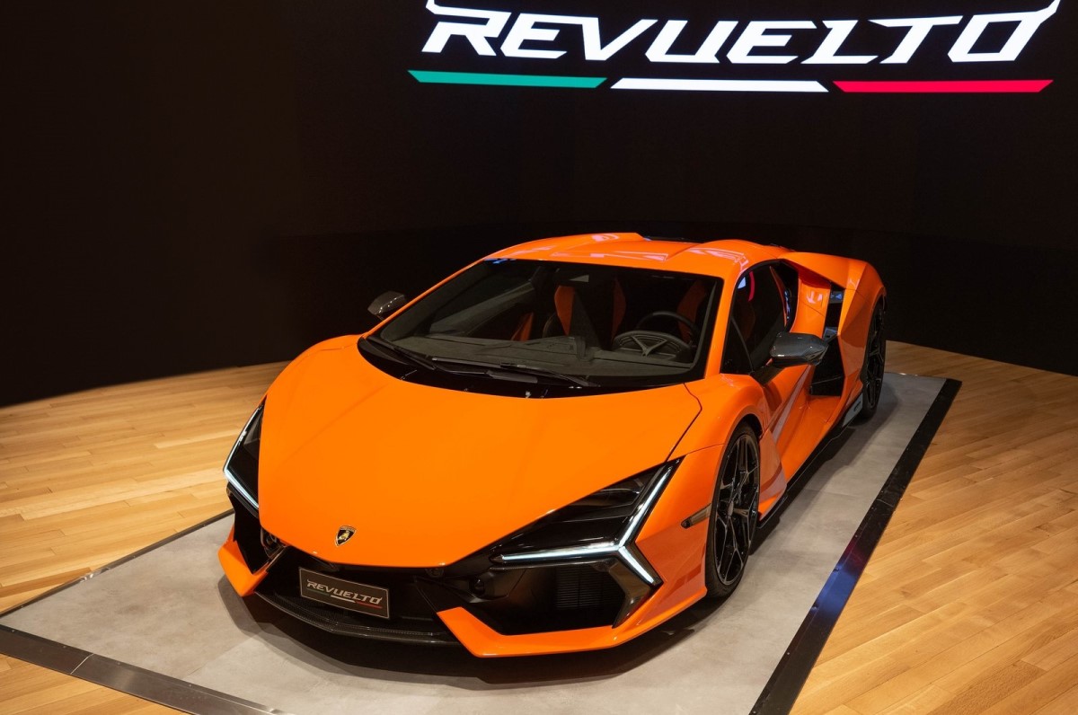 Lamborghini Revuelto front