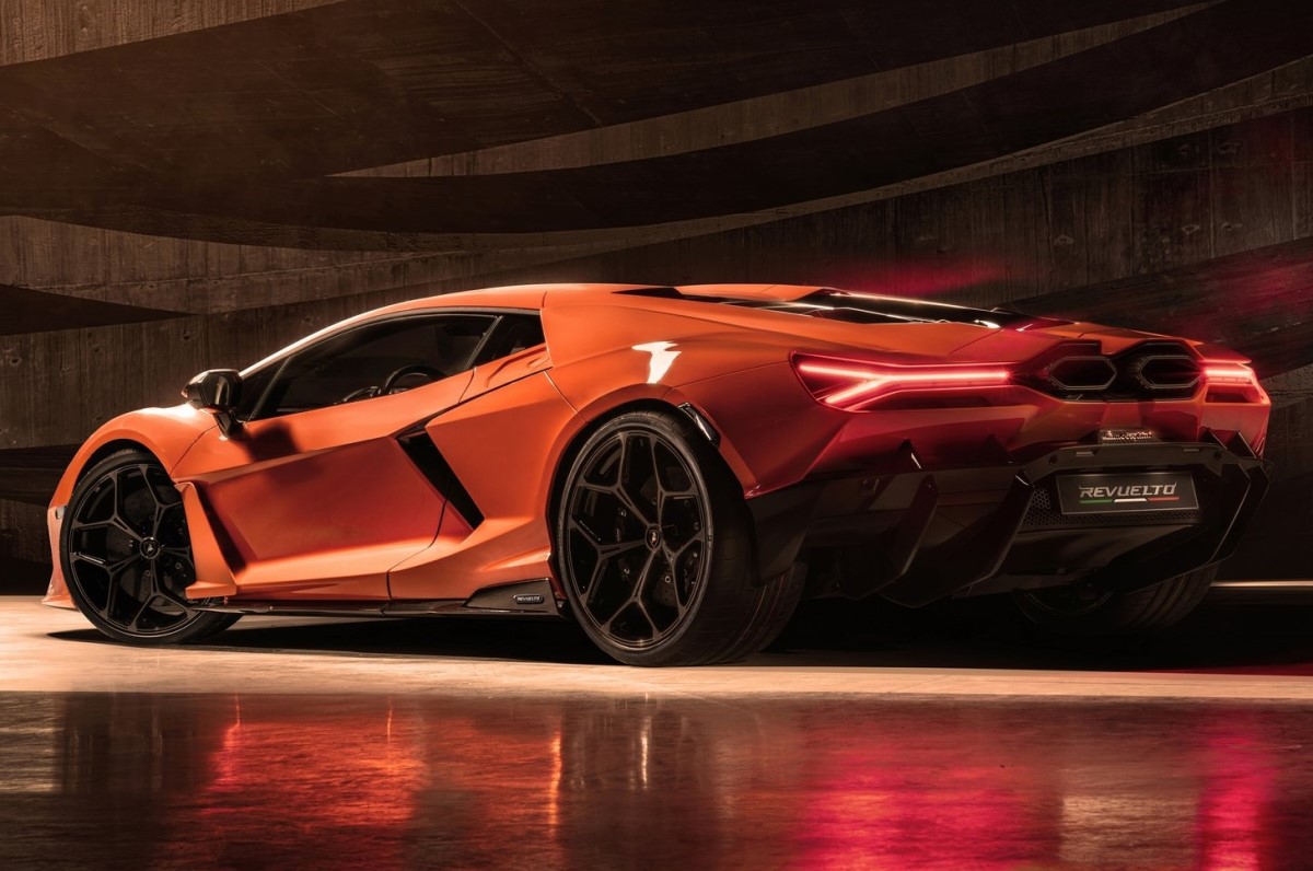 Lamborghini Revuelto rear