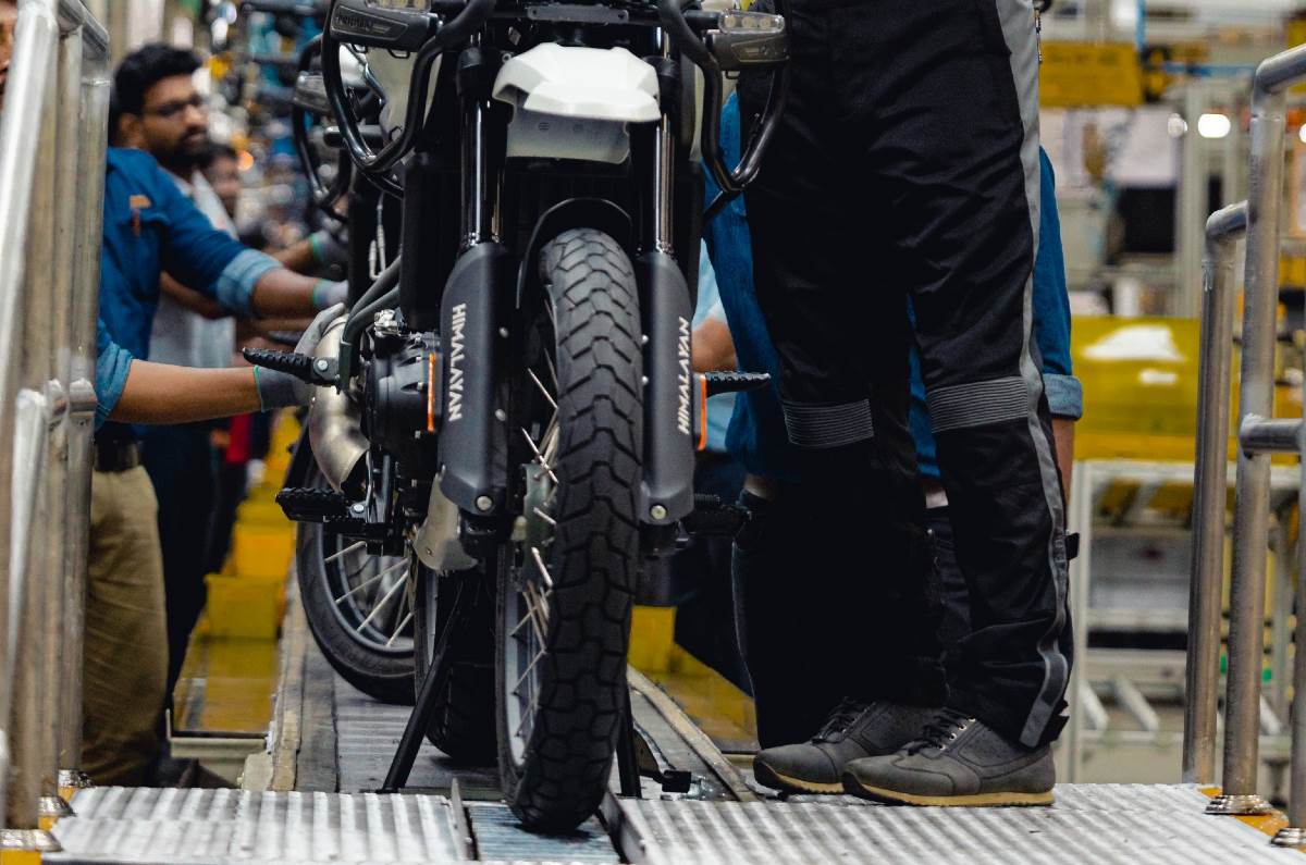 Royal Enfield Himalayan price, colours, tubeless wire-spoke rims.