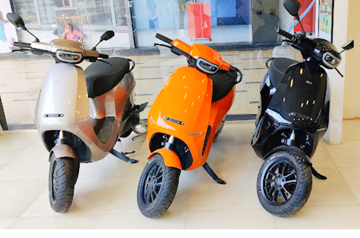 Ola S1 Pro showroom shot. Bajaj Chetak Urbane price, Ather 450X sales numbers.