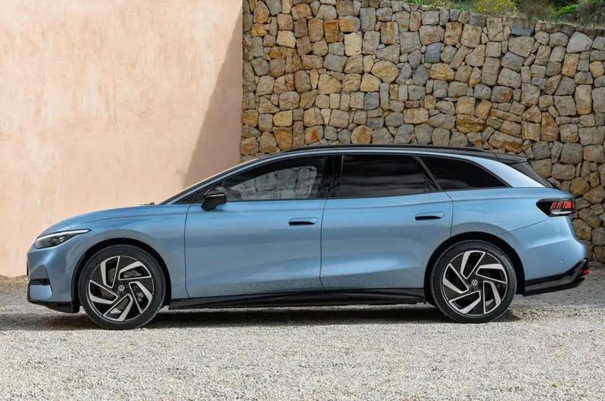 Volkswagen ID 7 Tourer side profile