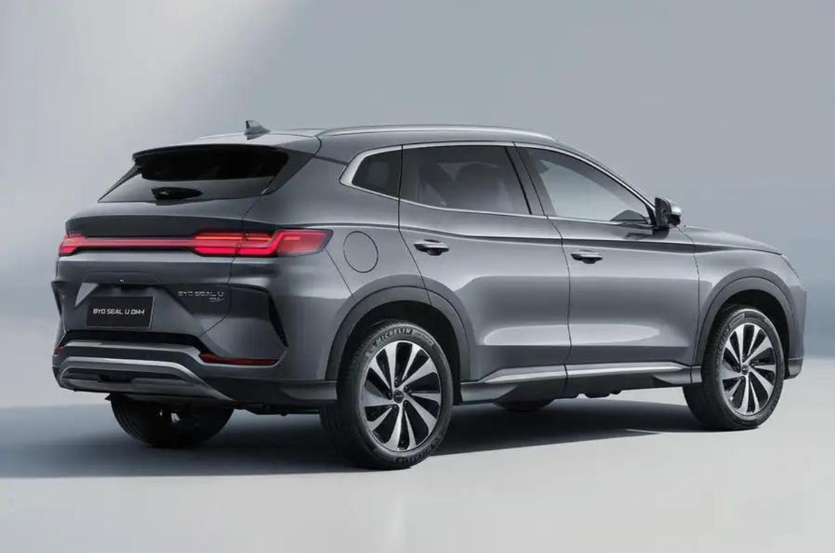 Vinfast Seal U SUV rear quarter 