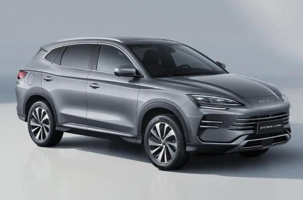 Vinfast Seal U SUV front quarter 