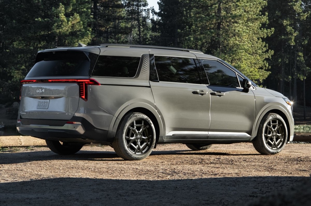 Kia Carnival rear Kia Carnival rear