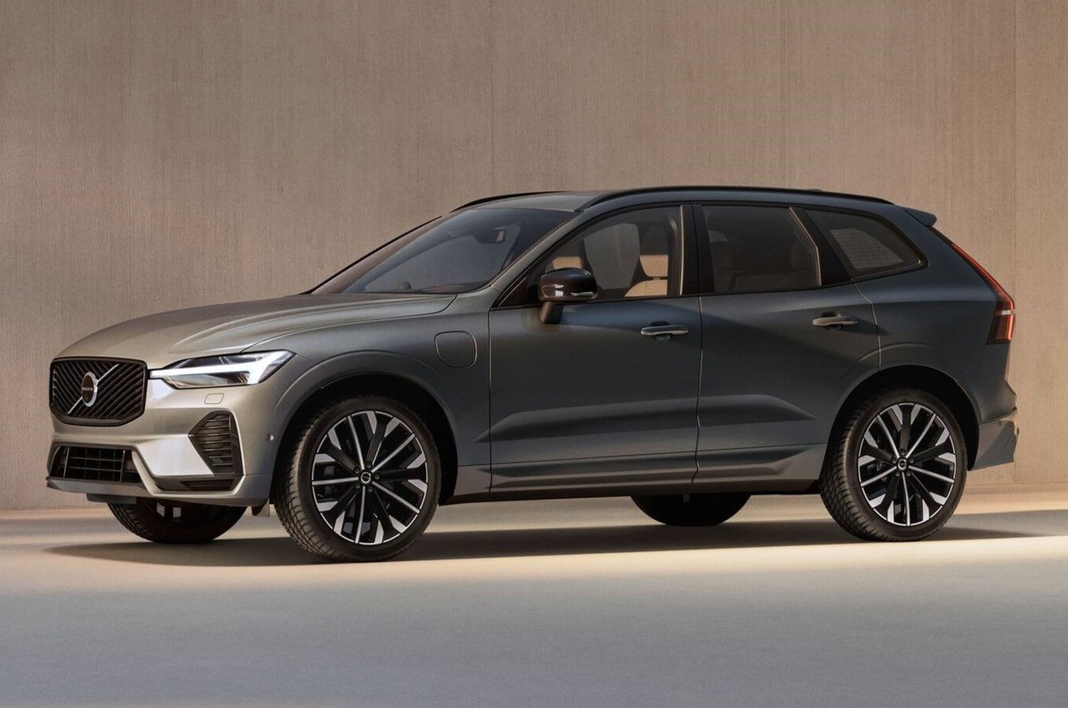 2025 volvo xc60 facelift 2025 volvo xc60 facelift front three quarters