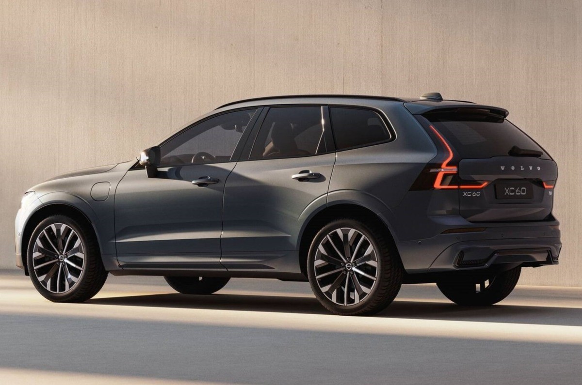 2025 volvo xc60 facelift rear three quarters