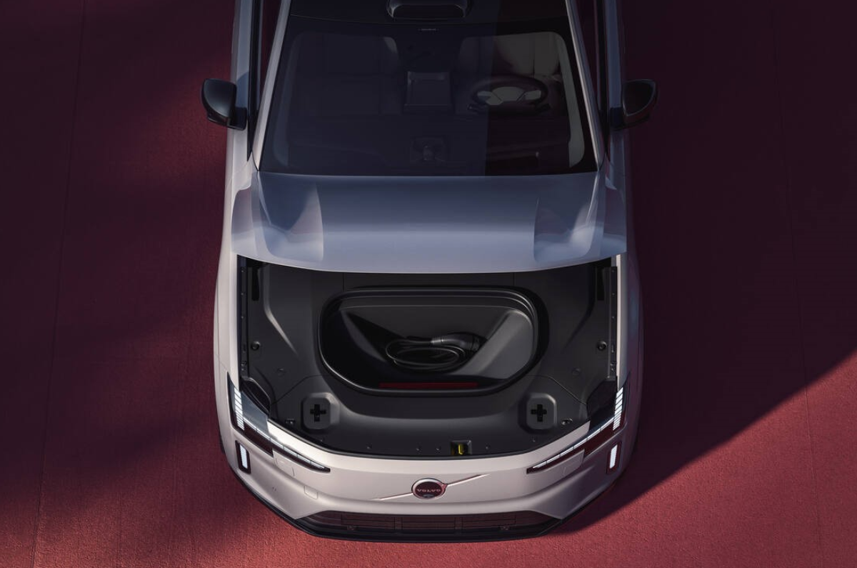 Frunk stores charging apparatus in Volvo ES90