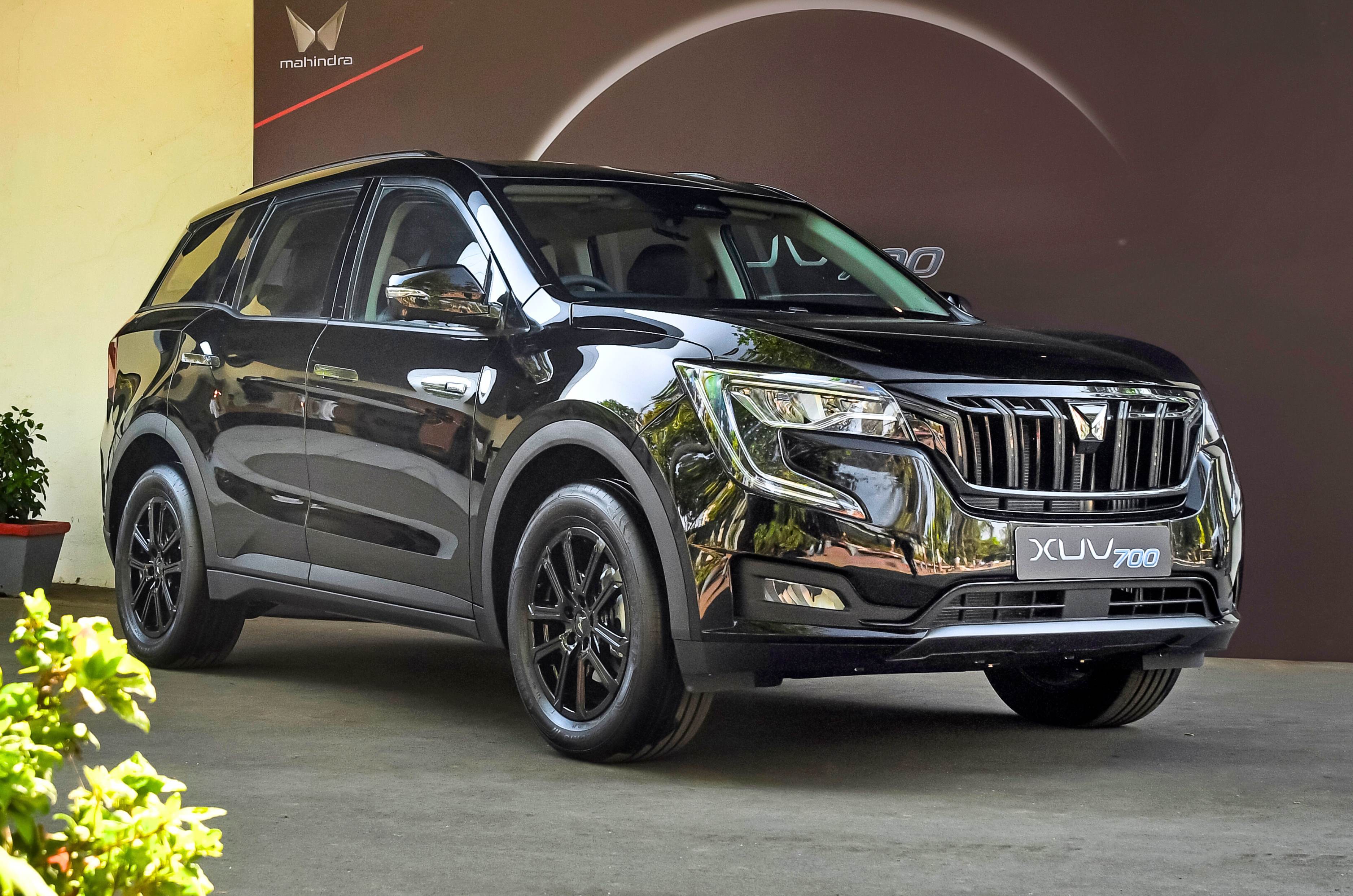 Mahindra XUV700 Ebony Edition front static