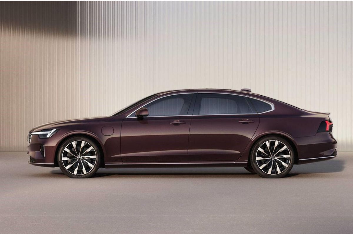 2025 Volvo S90 side profile 