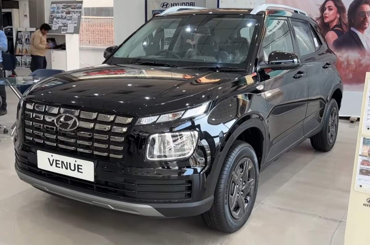 Hyundai Venue S black showroom