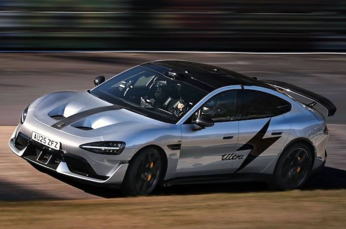 Xiaomi SU7 Ultra side exterior shot