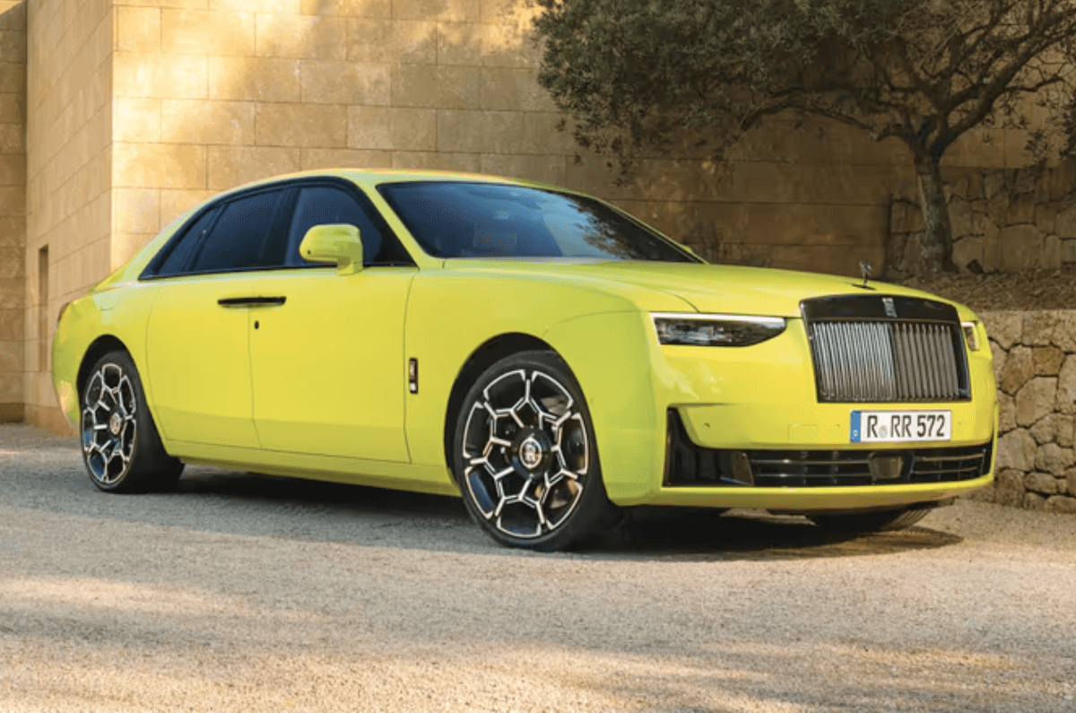 Rolls Royce Ghost exterior lime green colour and 22 inch wheels