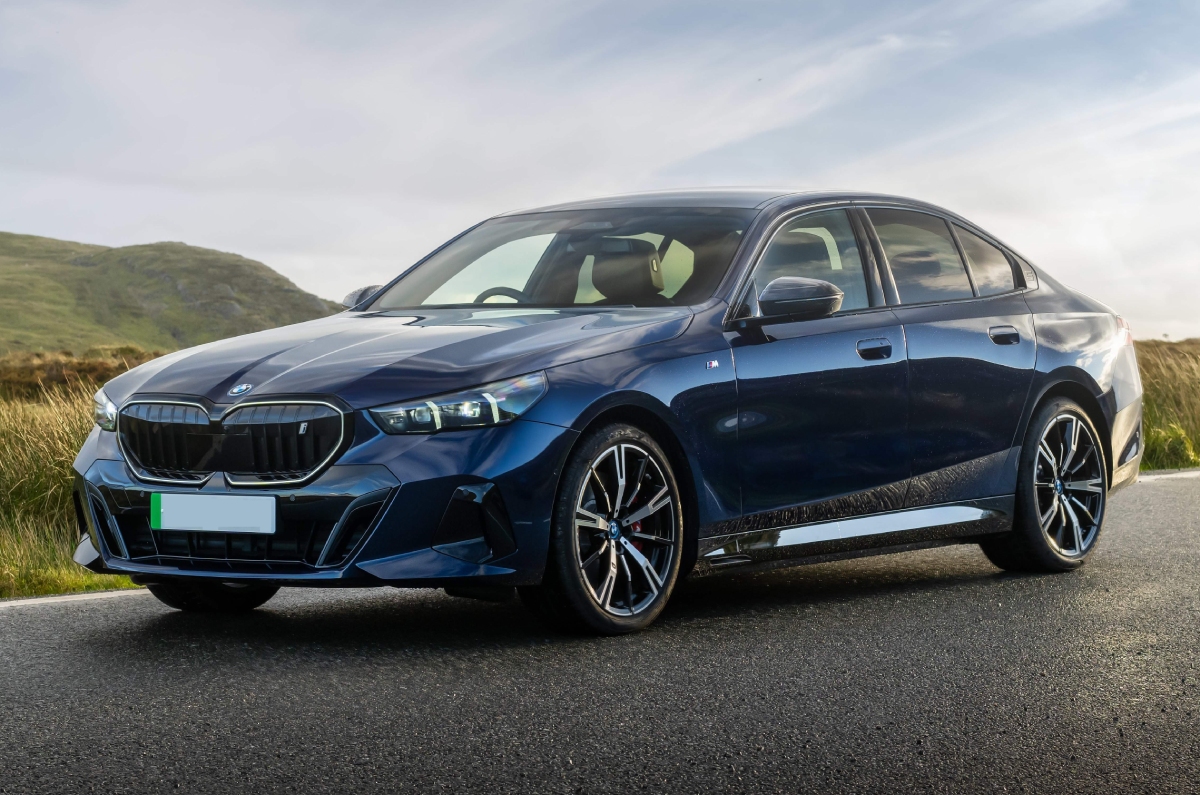 BMW i5 eDrive40 front left static UK model