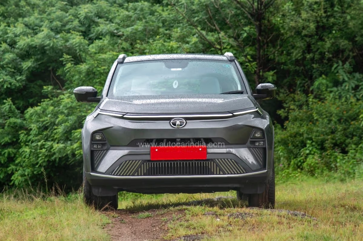 2025 Tata Nexon EV front head on 2025 Tata Nexon EV front head on
