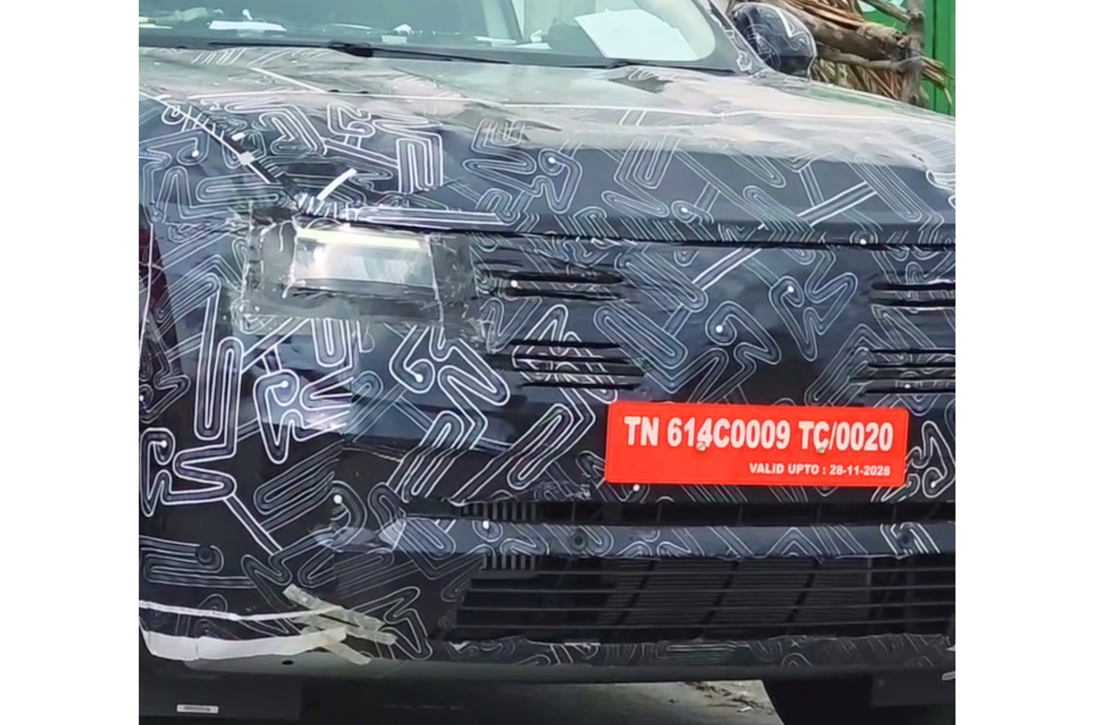 New Nissan SUV spied front grille and bumper