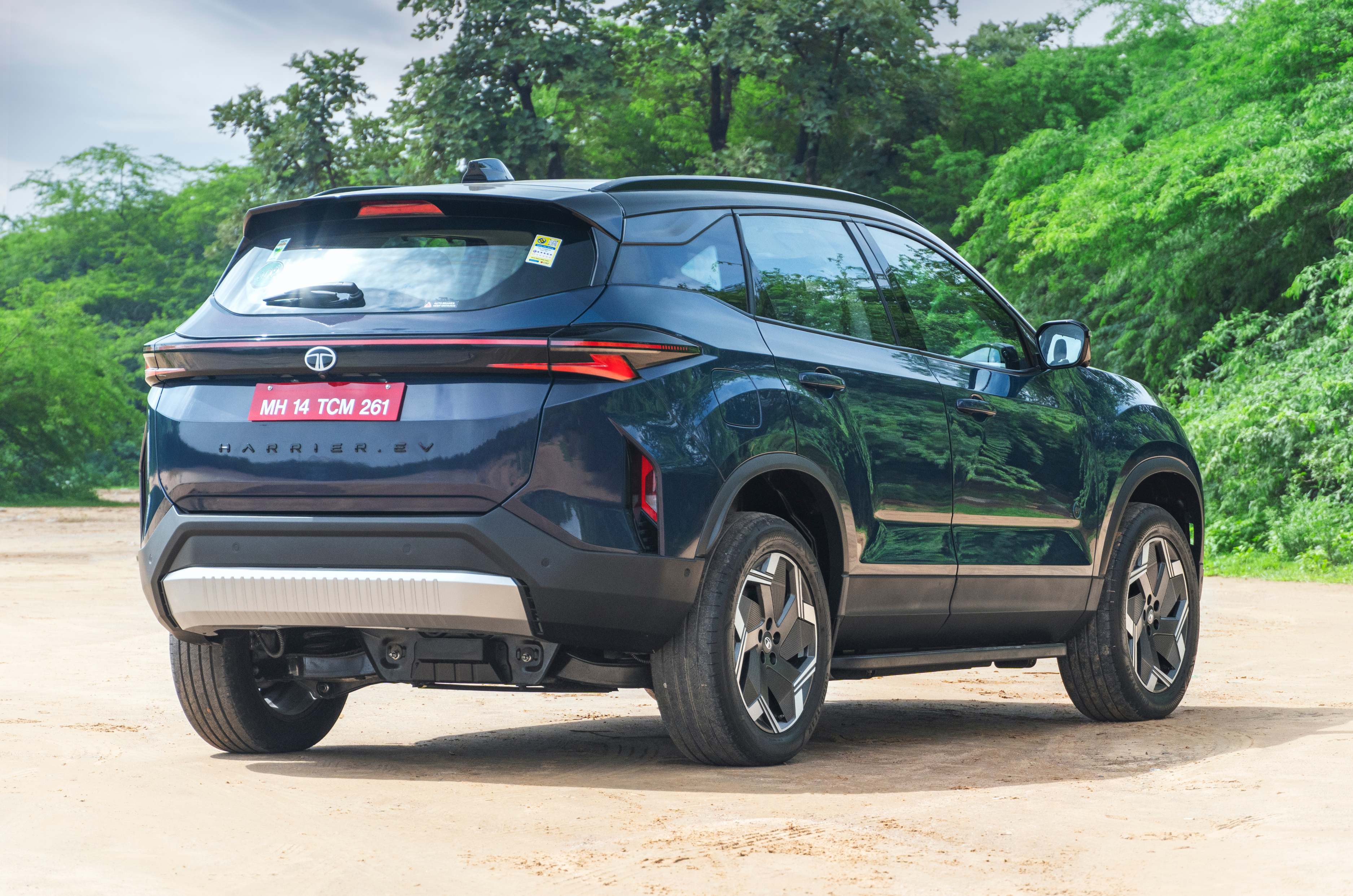 tata harrier ev in field