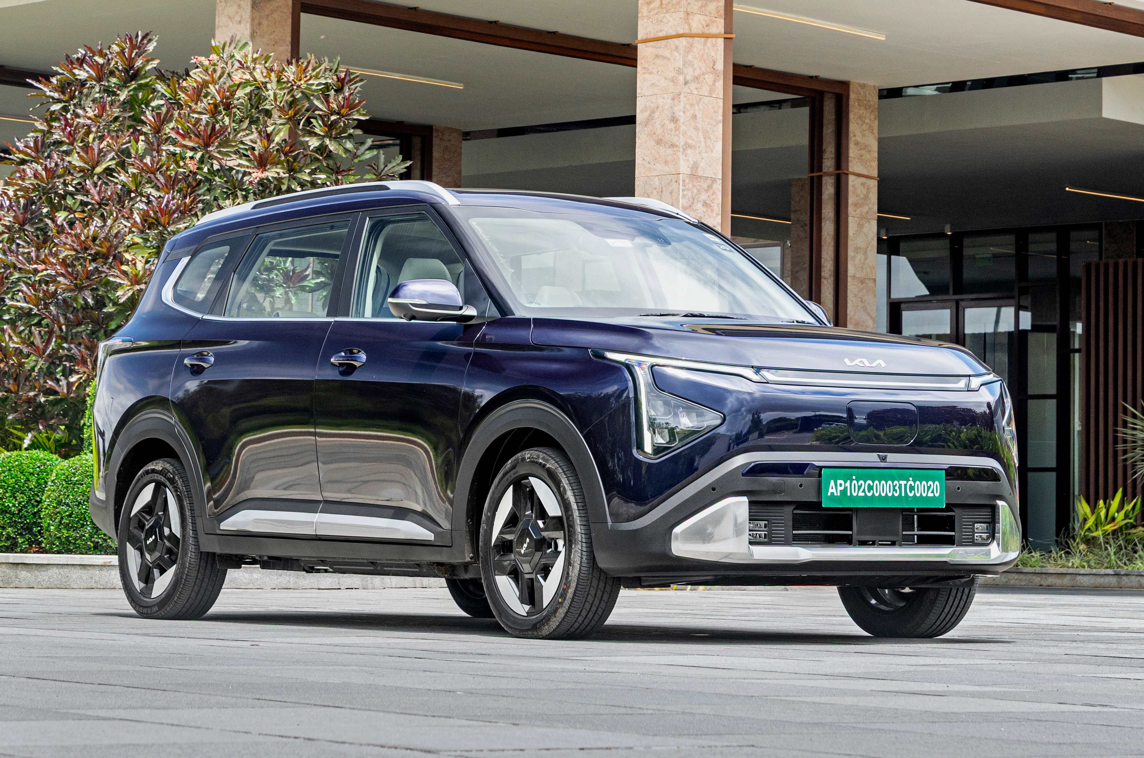 2025 kia carens clavis ev in parking lot