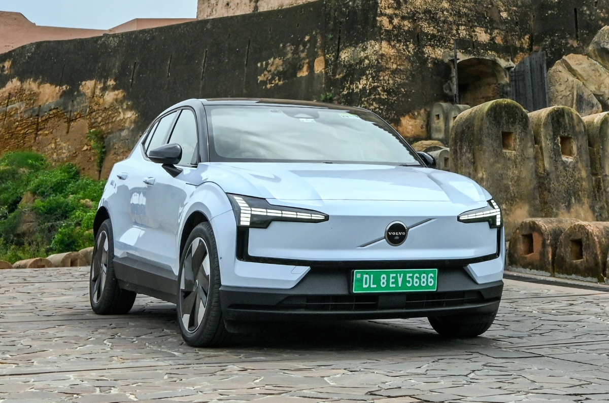 2025 volvo ex30 on road