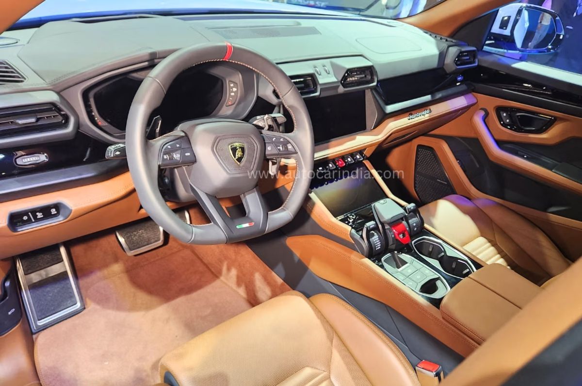 Lamborghini Urus SE interior 