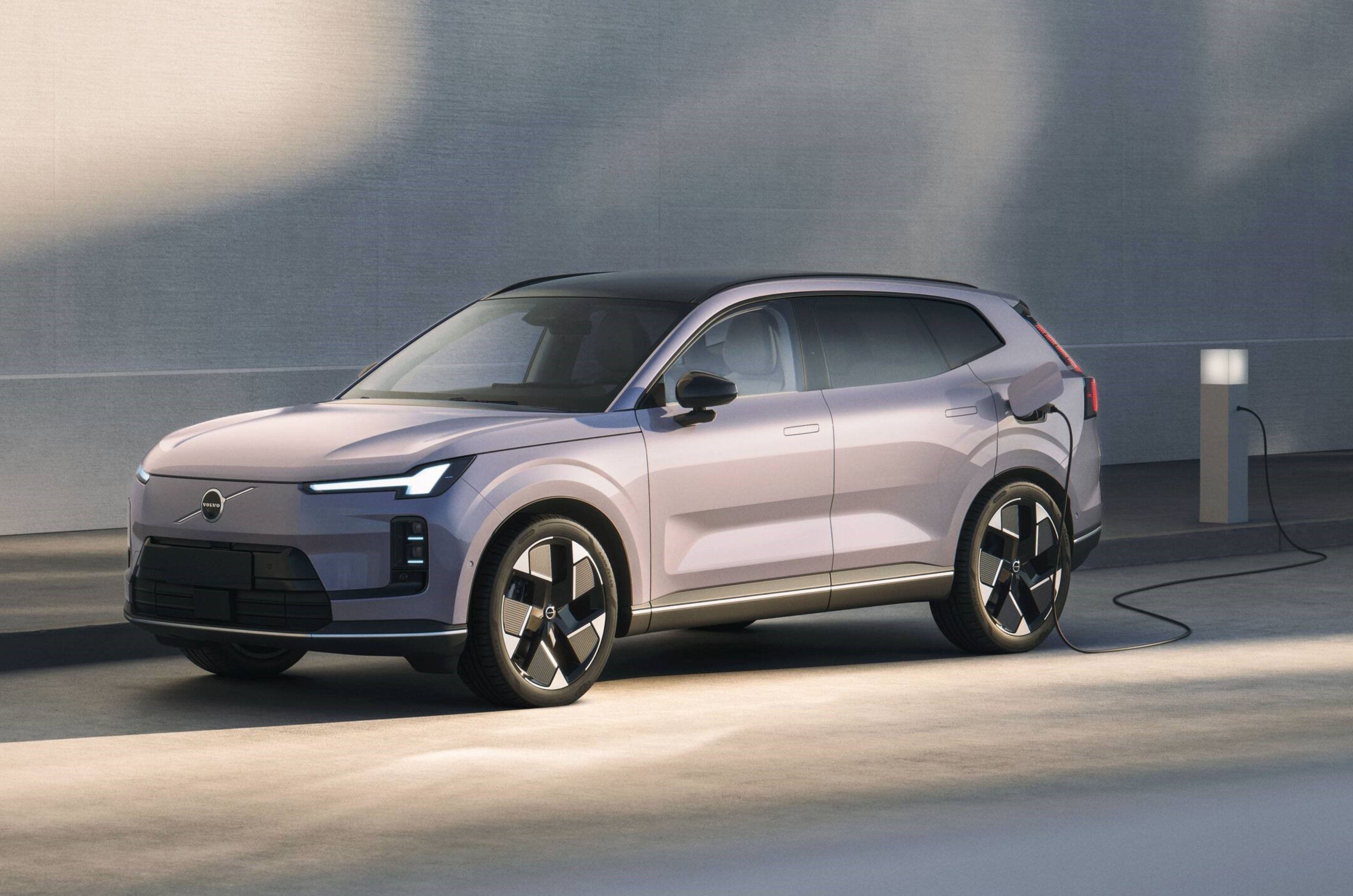 Volvo XC70 SUV side profile shows alloy wheels and glass