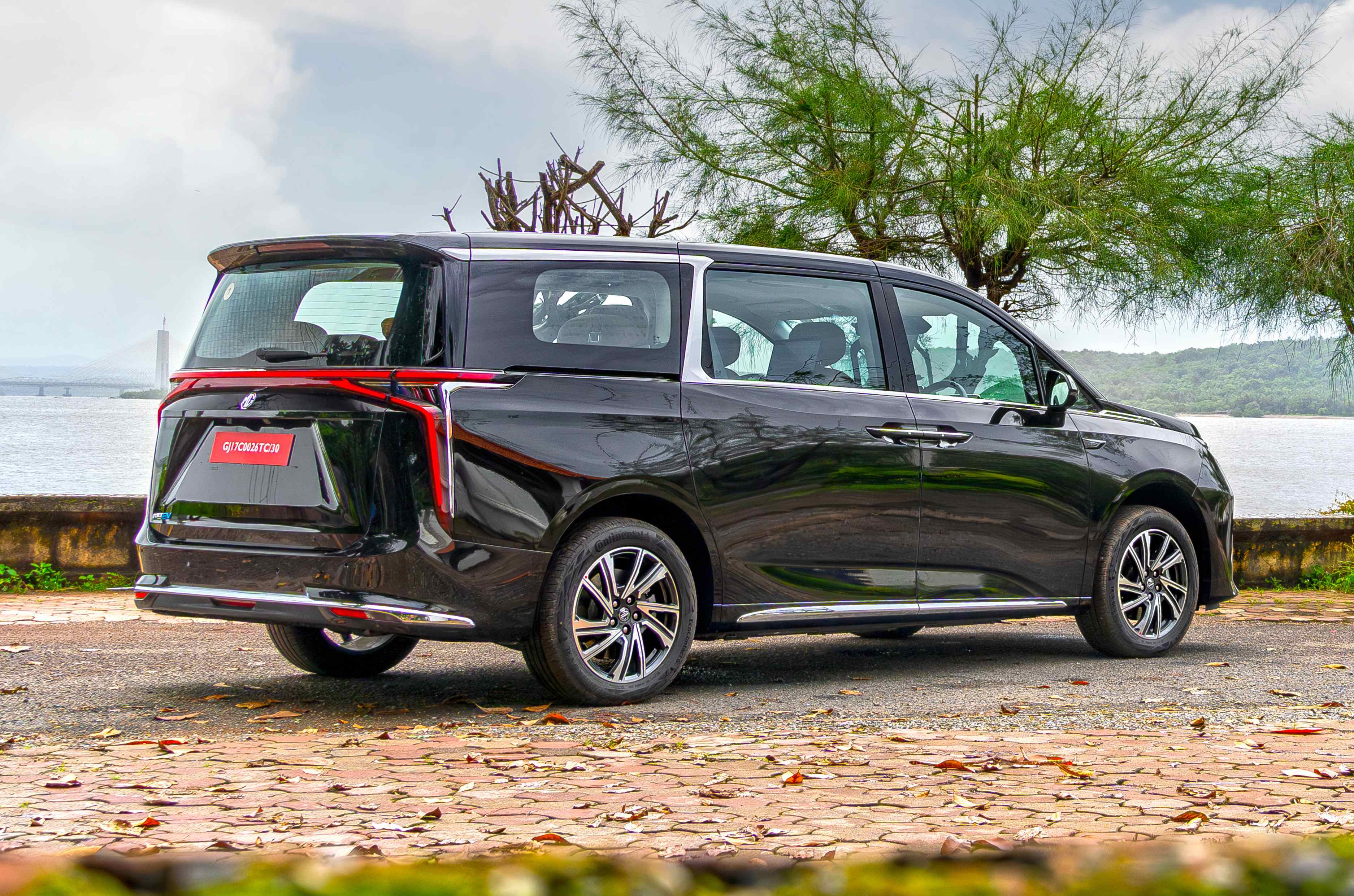 2025 mg m9 rear three quarter