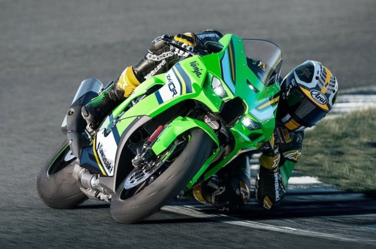 Kawasaki Ninja ZX10R cornering shot on track