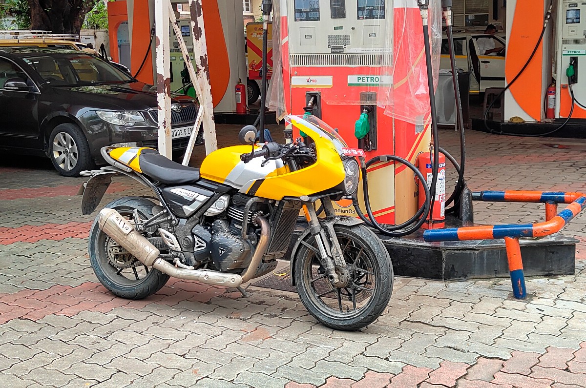 Triumph Thruxton 400 at fuel pump