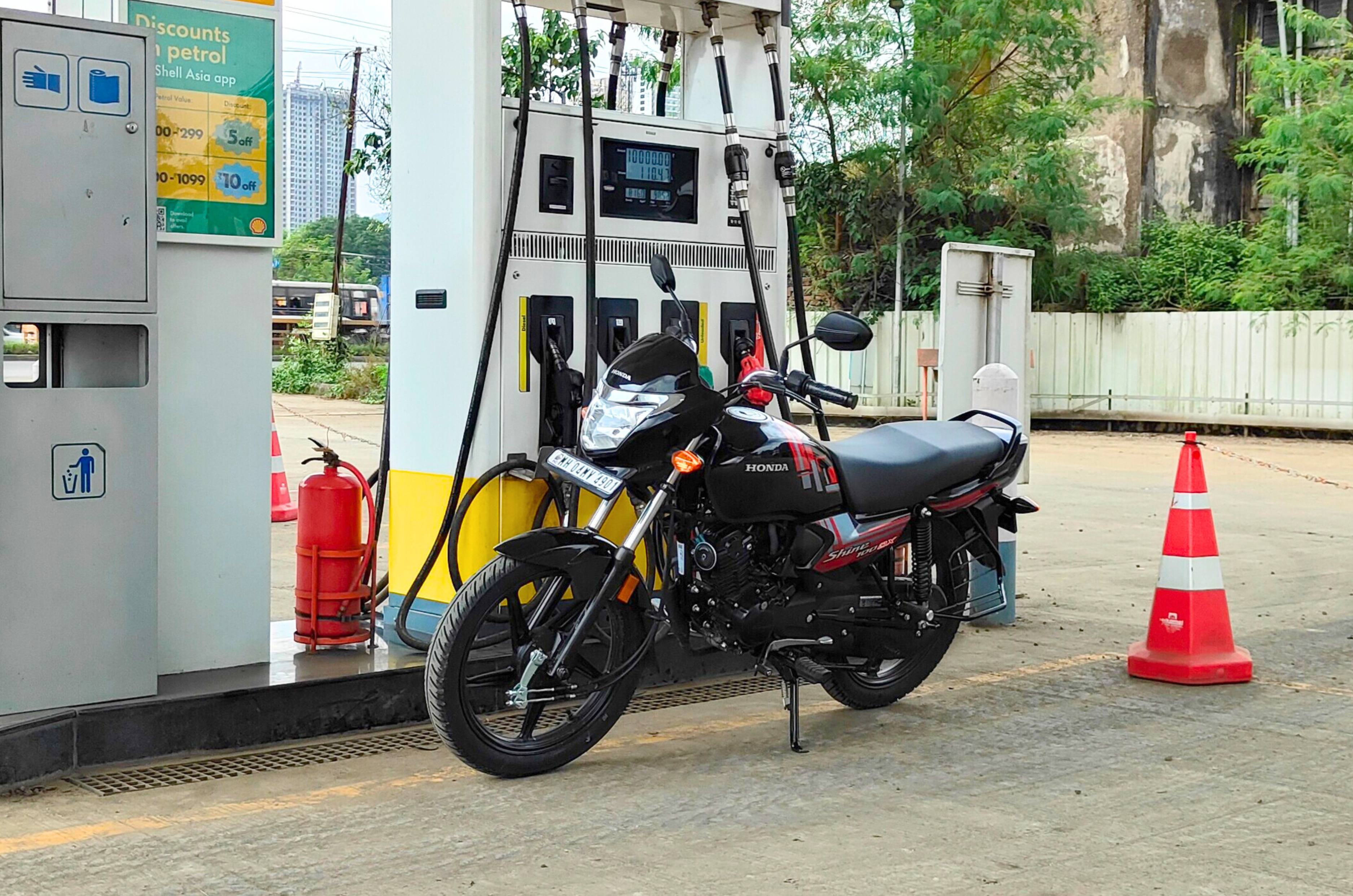 Honda Shine 100 DX at petrol pump