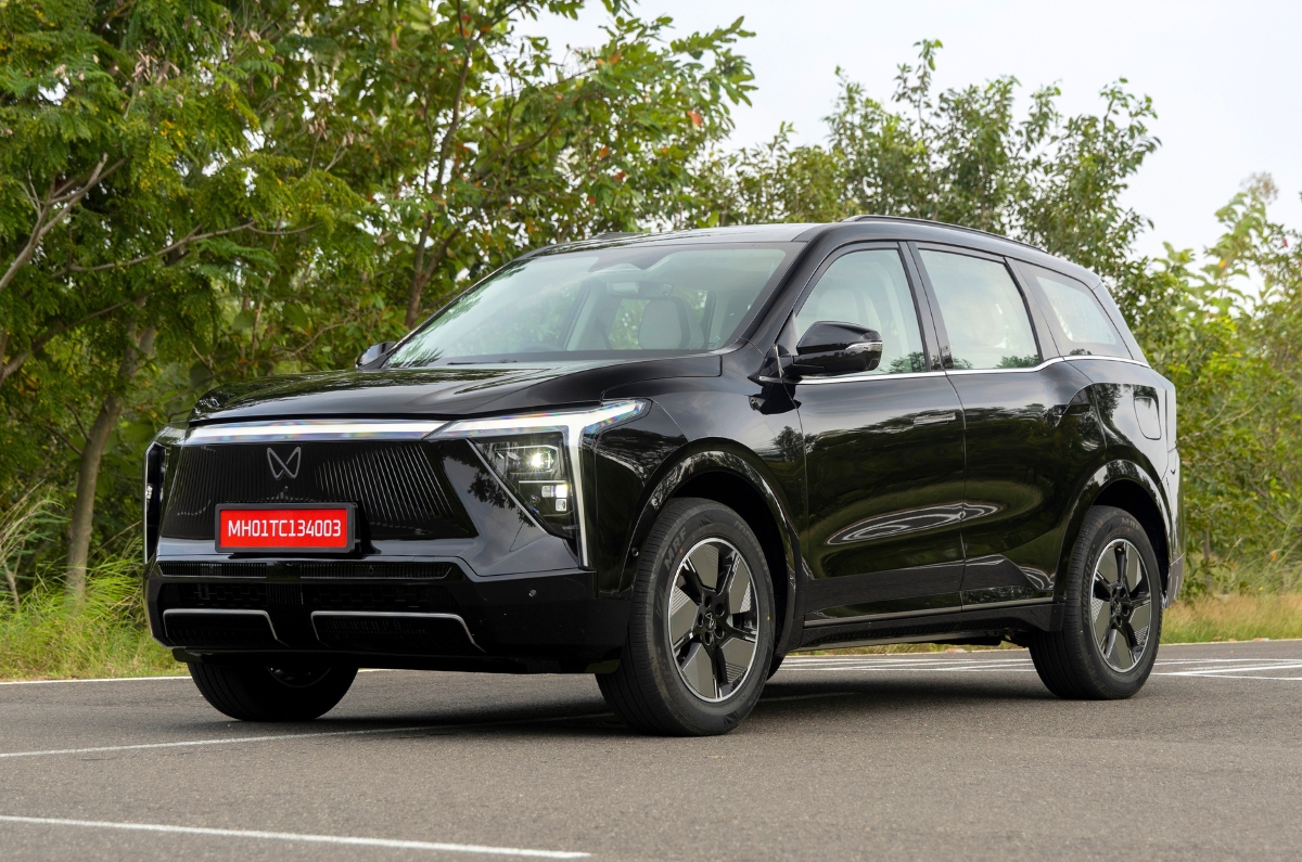 Mahindra XEV 9s midnight black front left side Mahindra XEV 9s midnight black front left side