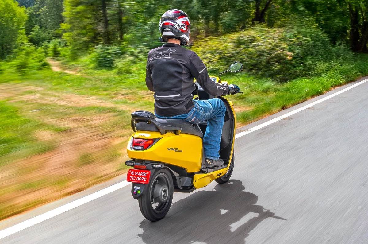 Vida VX2 right rear riding shot in field