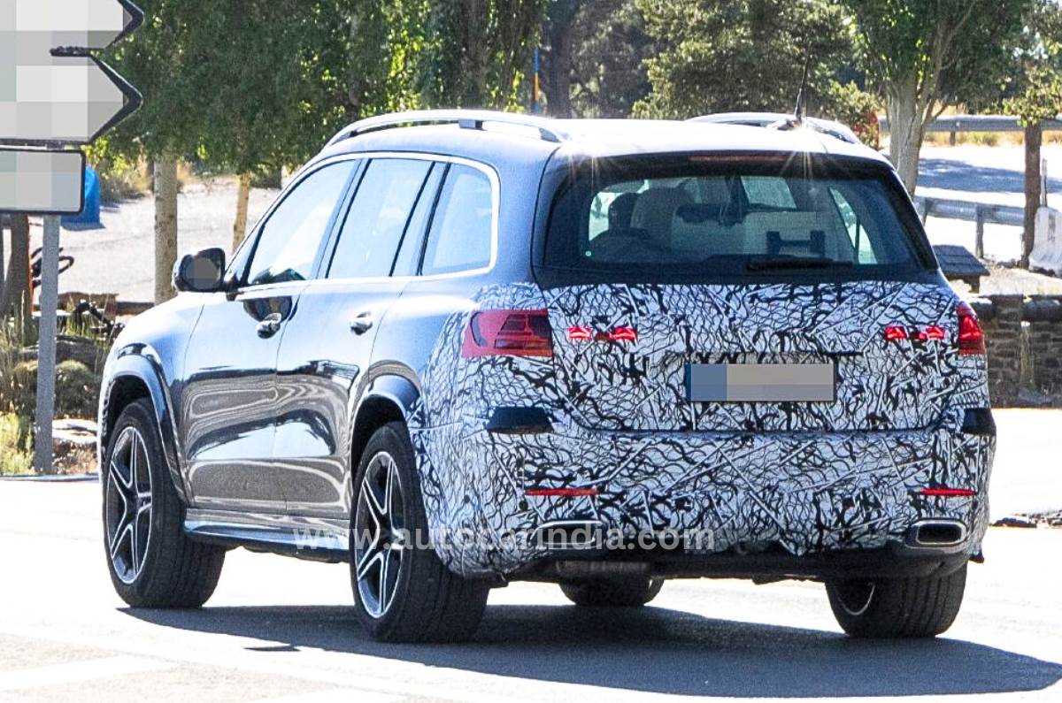 Mercedes GLS facelift spied rear