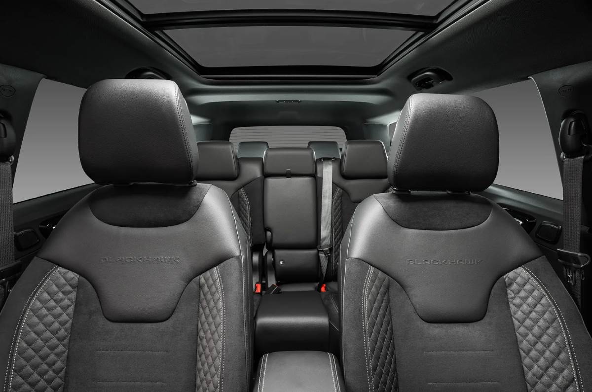 2026 Jeep Commander intgerior second and third row seats