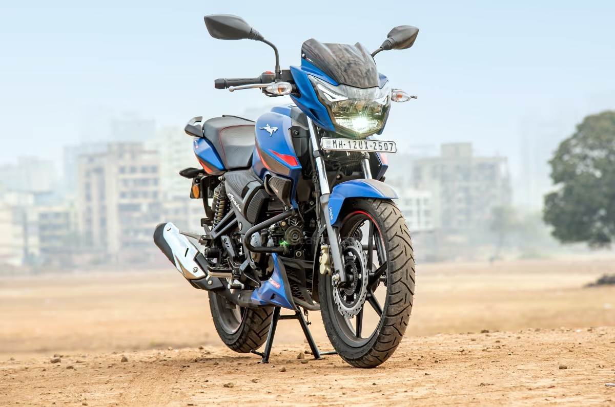 TVS Apache RTR 160 2V front right static