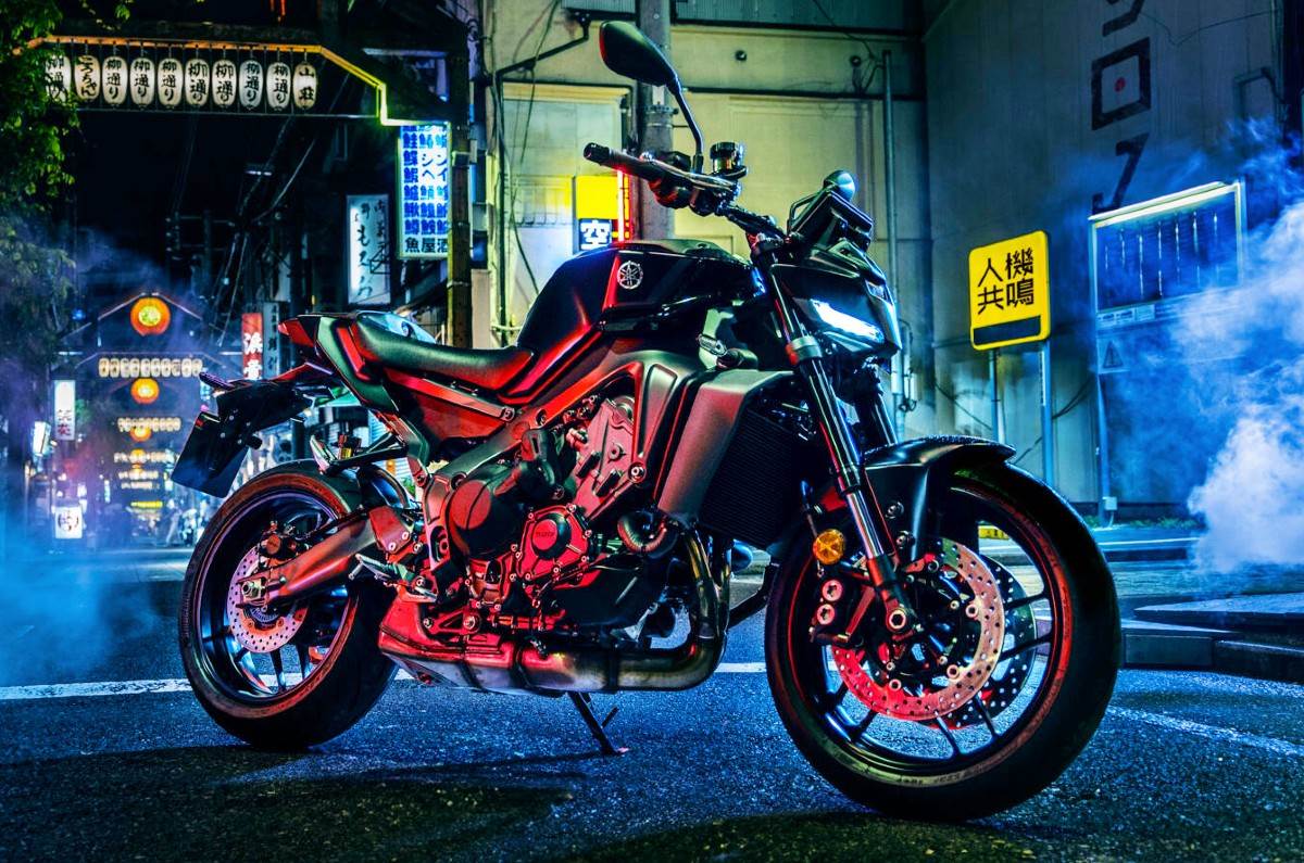 Yamaha MT09 front right static in field