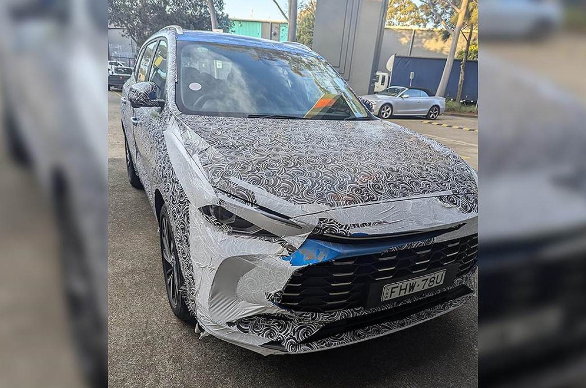 2025 MG ZS spied front