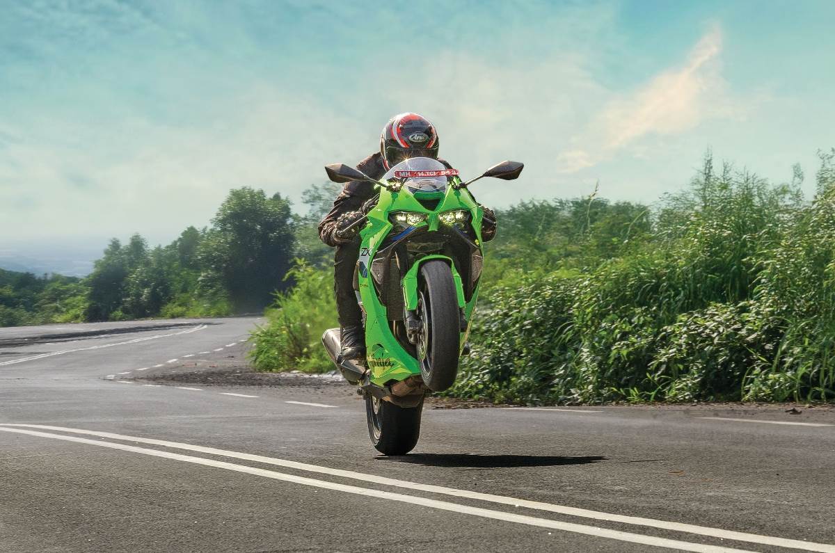 Kawasaki Ninja ZX-6R wheelie shot