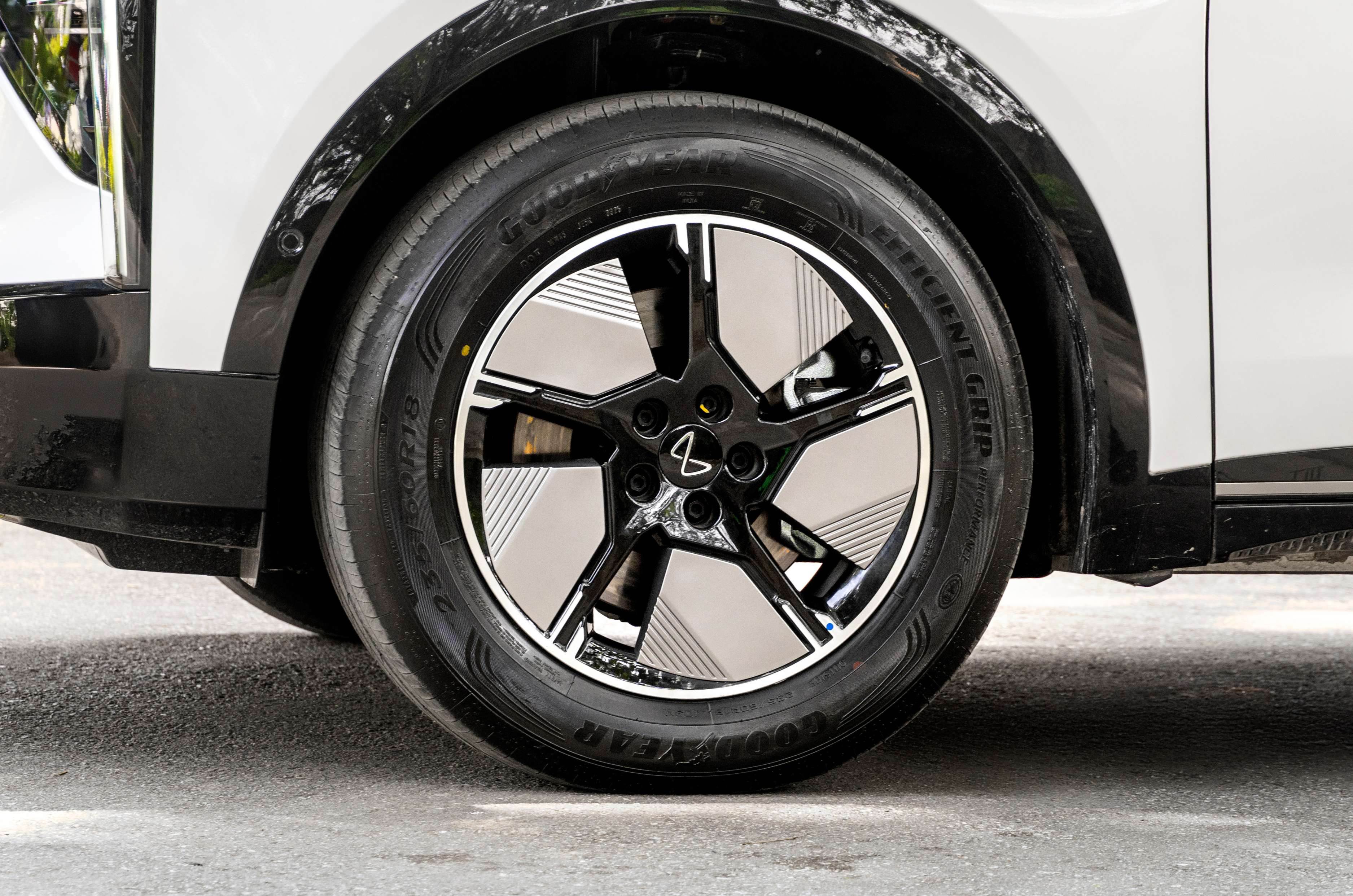Mahindra XEV 9S alloy wheel